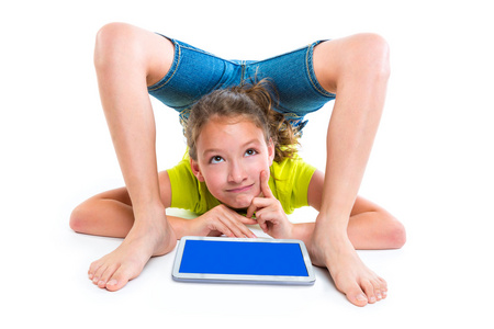 柔术的孩子女孩思维姿态与平板电脑