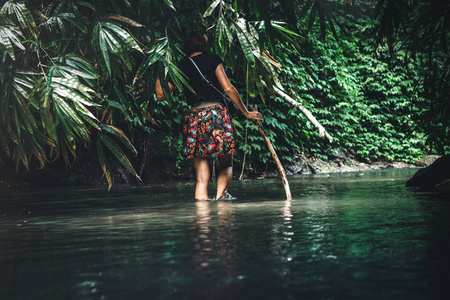 在巴厘岛雨林的年轻妇女旅游与草帽。印度尼西亚