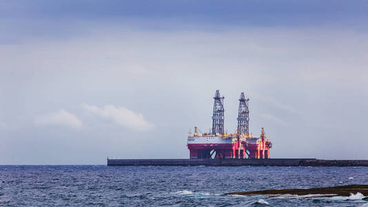 海岸线附近海上石油钻机两桅杆