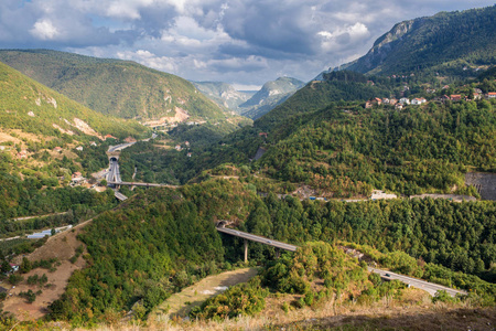 从波斯尼亚黑塞哥维那美丽的绿色自然山脉看公路隧道的全景风景, 东欧