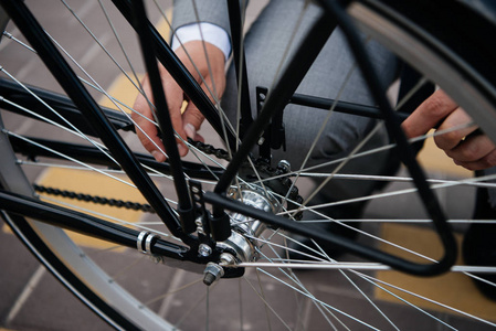 商人修理自行车车轮的裁剪视图