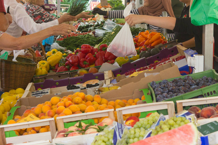 在德国南部的街头市场上购买蔬菜, 里面有木箱, 里面有红色黄色和橙色的水果和食物