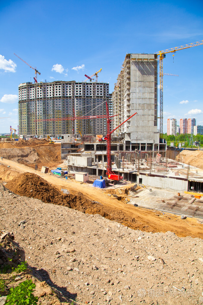 施工现场红色建筑起重机建造新的建筑物