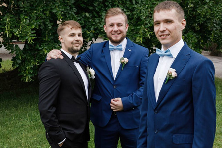 新郎和伴郎图片