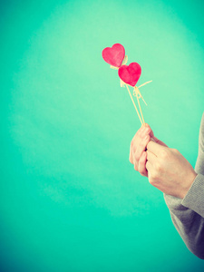 金发碧眼的男人的心标志图片