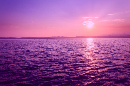 美丽的紫色日落与漂浮小船在 scaliger 城堡附近, 西尔米奥内, 意大利