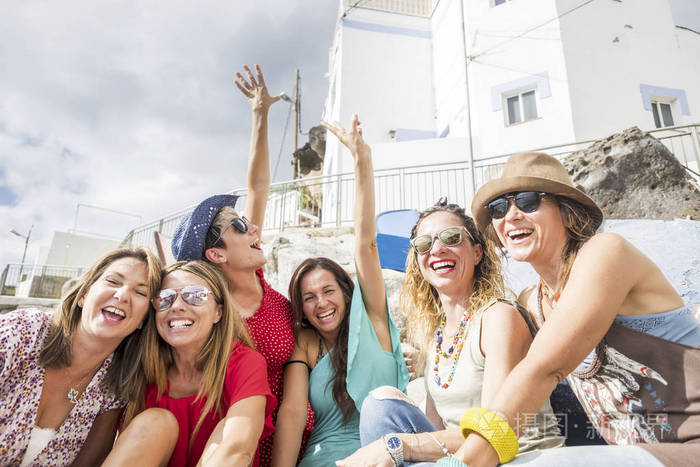 漂亮的一群年轻的女性朋友们在户外庆祝和享受假期活动中的友谊和关系