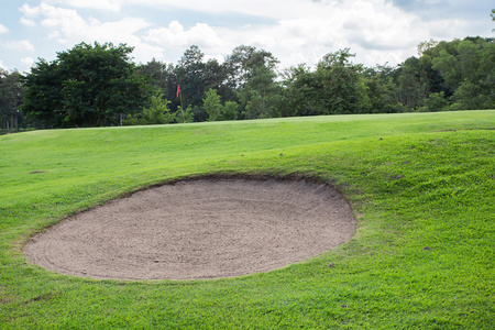 高尔夫球场沙坑与绿草照片