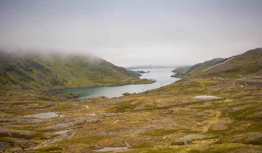 挪威传统房子在峡湾, 夏天风景