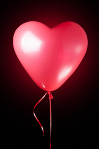 心形红色气球