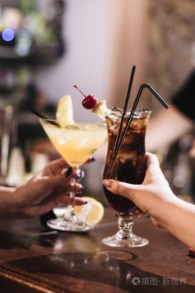 两个女人无比美味的鸡尾酒在酒吧的杯子