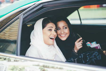 两个阿拉伯女孩花时间在一起户外制作 activiti