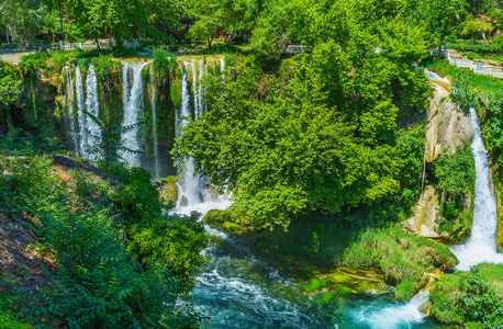 上 Duden 瀑布郁郁葱葱的绿色公园是度过自由时光和放松的绝佳去处, 观察田园风光, 安塔利亚, 土耳其