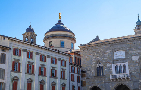 贝加莫, 意大利, 韦基亚广场与斯诺伊在白色大教堂圆顶宫殿