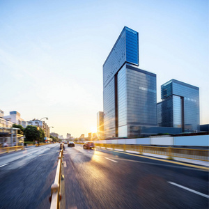 沥青路面的摩天大楼为背景的现代化城市