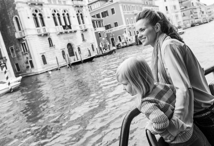 妈妈和宝贝女孩乘坐威尼斯水上巴士