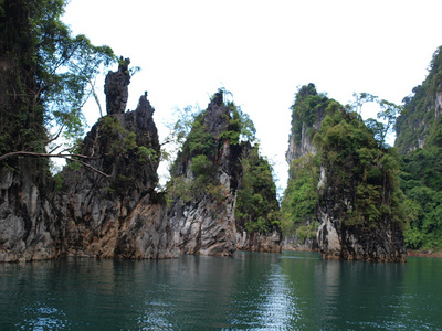 石灰石在酒 Lan 湖，泰国