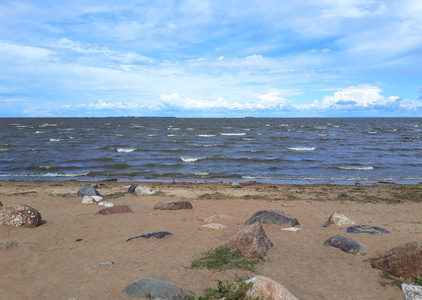 俄罗斯圣彼得堡-2018年8月7日: 彼得霍夫的波罗的海照片