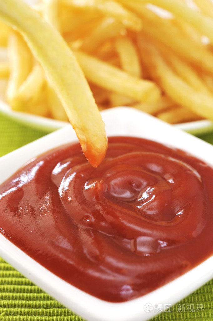 法式炸薯条和番茄酱在白盘子里