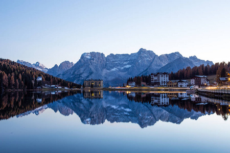 日落后密苏里娜湖的景色。Sorapiss 山在背景。白云岩, 意大利