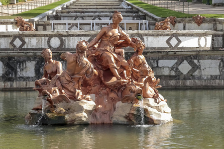 在西班牙塞戈维亚省的圣伊尔孔索皇家宫殿花园中, 供奉着芬腈喷泉的水平景观
