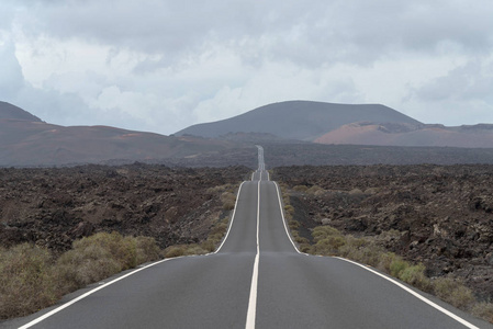 穿越火山地形的道路, 西班牙加那利兰萨罗特岛