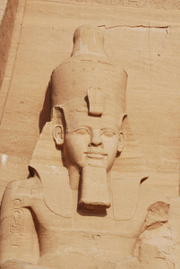 埃及阿布阿布拜勒2寺的巨型雕像。在非洲度假途中拍摄的照片
