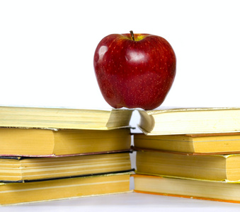 红苹果和堆栈的书