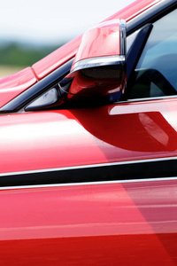 热红色运动汽车侧面后视镜的细节