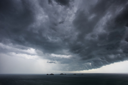 前雨在泰国海域上空的乌云