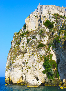 老房子上陡峭的悬崖，可俯瞰大海的加尔加诺维斯特意大利