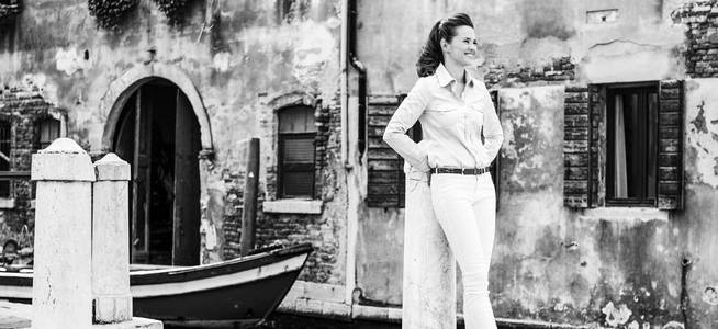 年轻女人站在威尼斯，意大利街