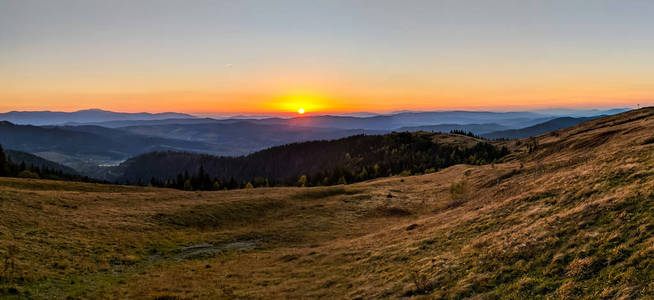 秋季在喀尔巴阡山脉的日落