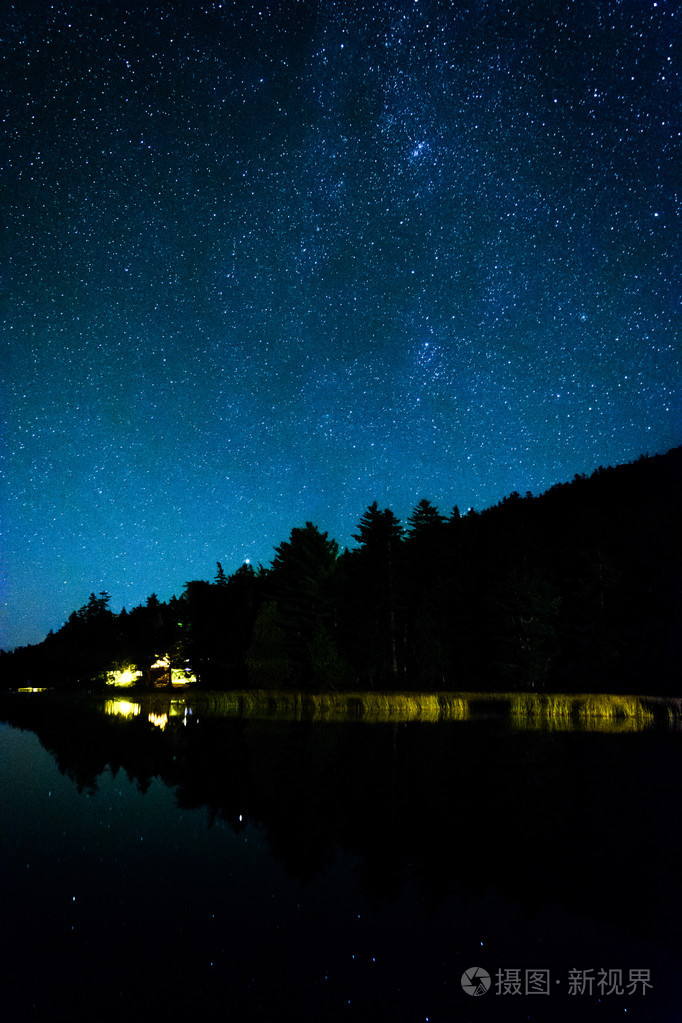 反映在回声湖,在阿卡迪亚国家的夜空中星星