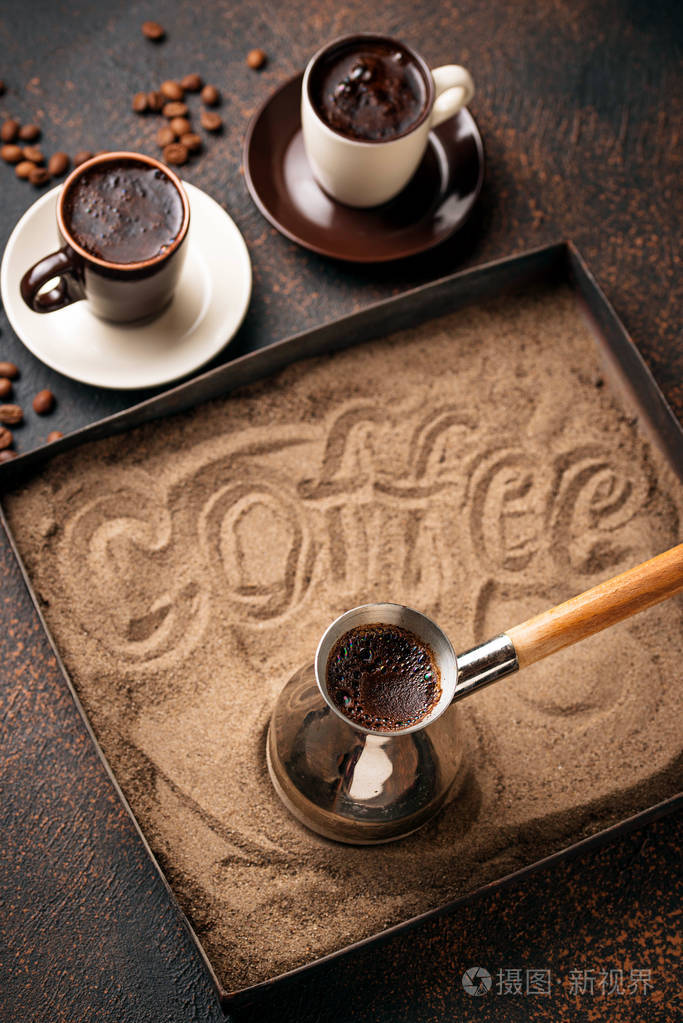 传统的土耳其咖啡在cezve在热的沙子准备选择性对焦色调