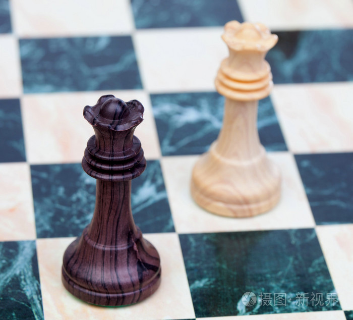 两个面临的皇后木制棋子