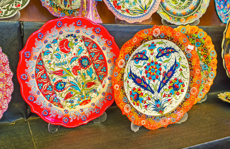 老市集的街市摊位提供精美的纪念品板材以五颜六色的手工花样式, 安塔利亚, 土耳其