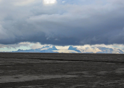 霍卢赫伦的史诗般的风景被黑色的沙土沙漠包围, 冰岛中部高地的偏远部分, 瓦特纳冰川国家公园, 欧洲