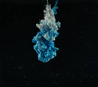 黑色抽象蓝色和灰色流动墨的特写视图照片