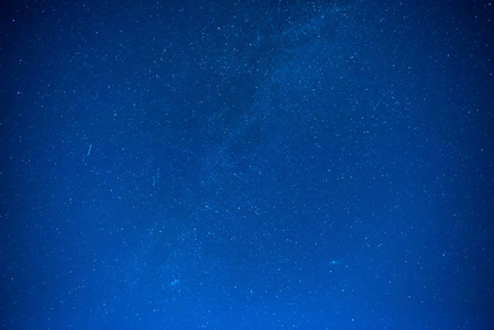 有很多的恒星,银河背景暗蓝色夜空照片