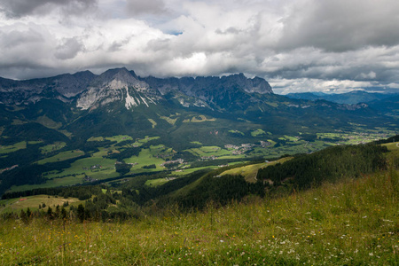 在奥地利的 Tirol 地区, 在怀尔德的凯撒山脉全景视图