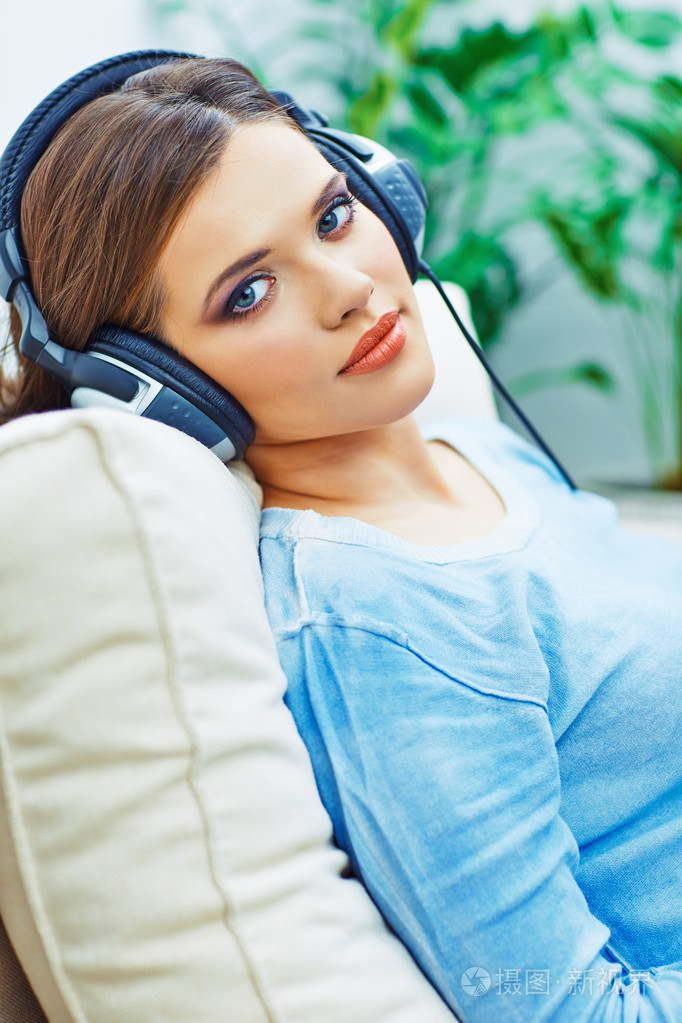 女人用耳机听音乐