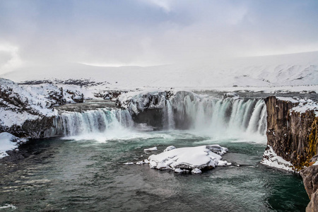 Godafoss, 冰岛最著名的瀑布之一。Godafoss 覆盖在雪地和冰上。Godafoss, 或 神的瀑布, 冰岛最美丽