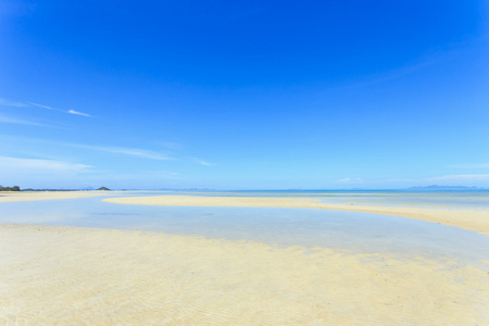 热带海洋和蓝蓝的天空，在苏梅岛，泰国