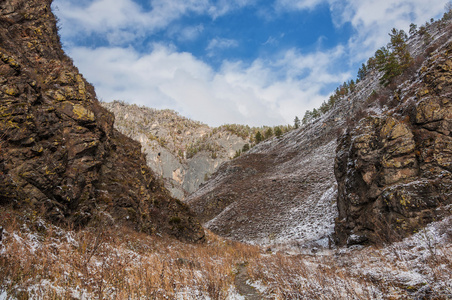 山悬崖峡谷第一雪秋图片