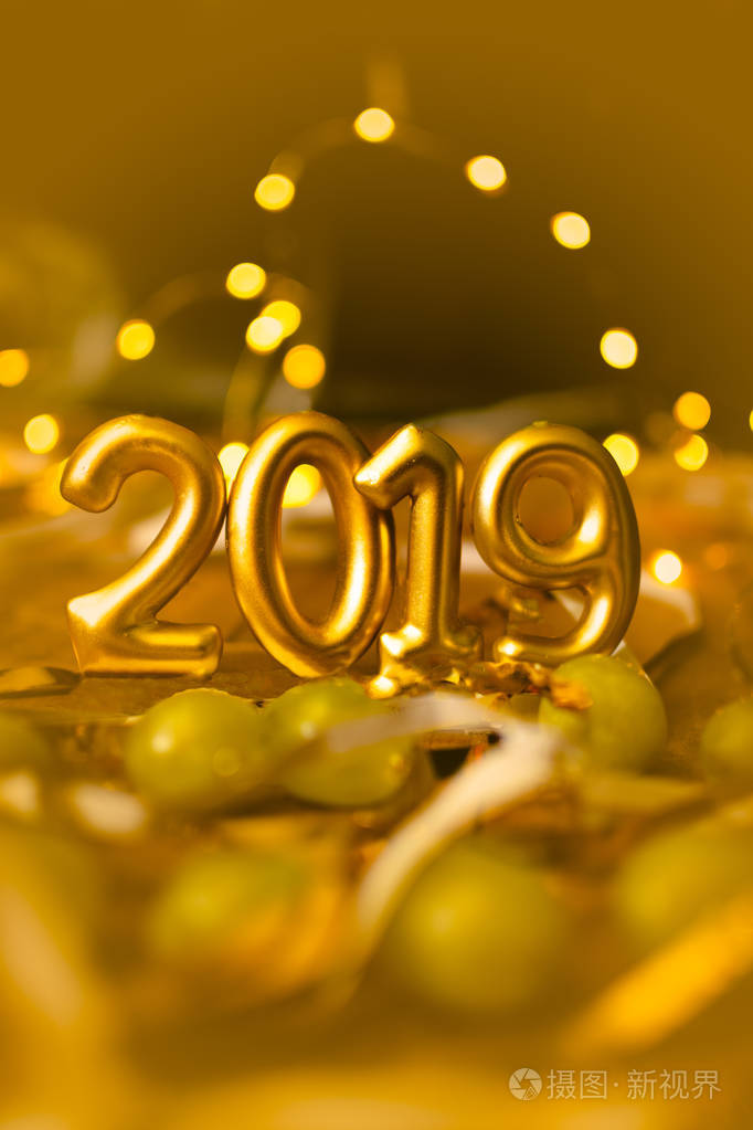 2019年金黄数字的照片, 与葡萄和装饰年底庆祝照片