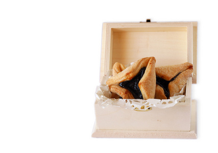 普珥节庆祝活动在孤立的木盒子里的 hamantaschen 饼干或哈曼耳朵