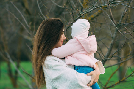 开朗的妈妈带着女儿图片