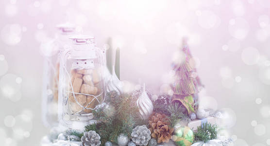 横幅圣诞作文圣诞树锥核桃蜡烛球灯着色效果。海报装饰雪冬色调