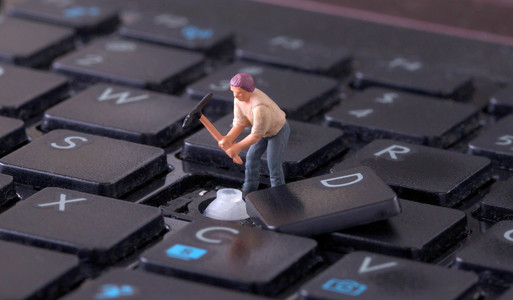微型工人与鹤嘴锄在键盘上工作图片